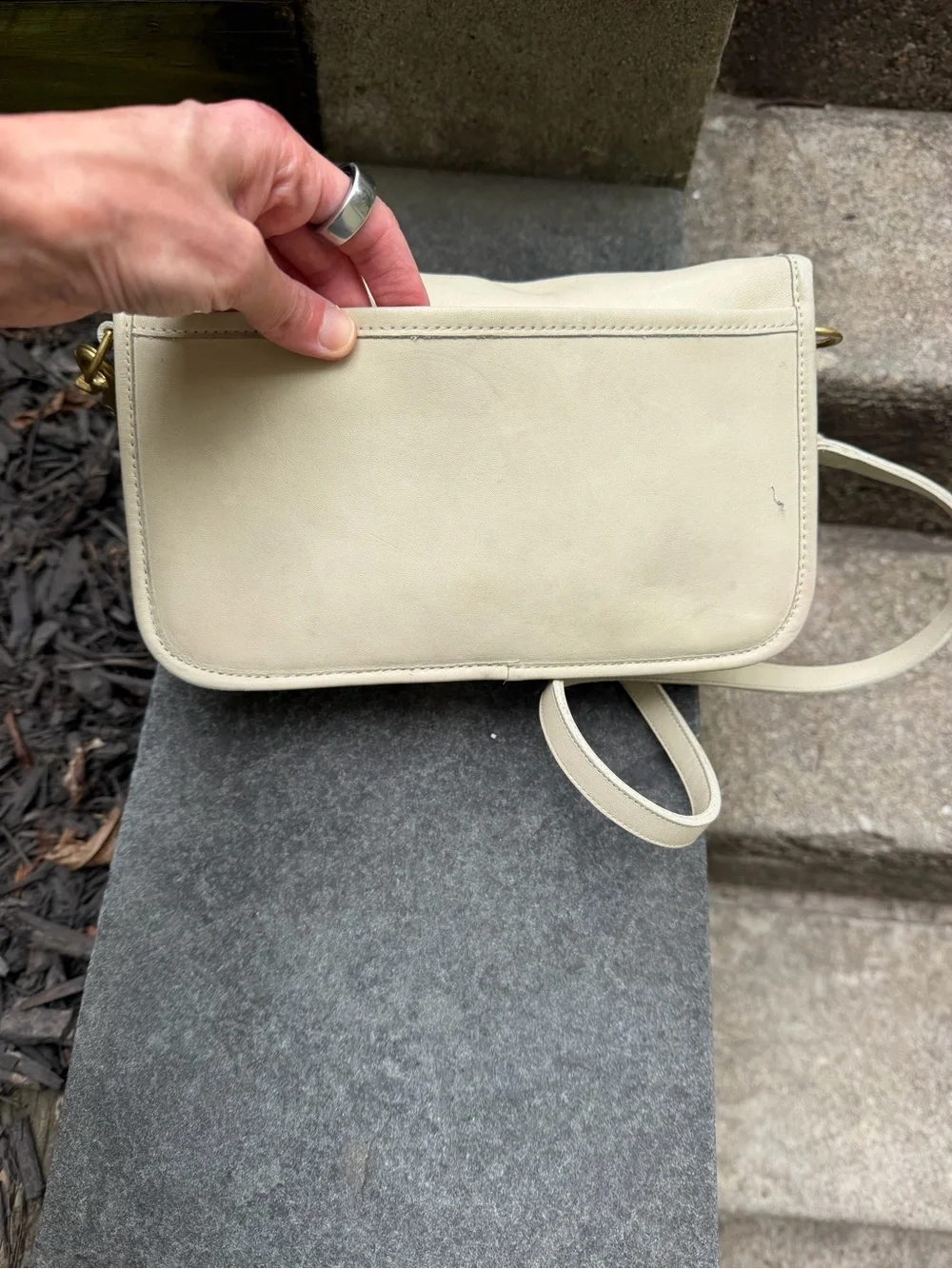 Stunning vintage Coach 9755 Pocket Purse in Bone Glove-Tanned Leather EUC